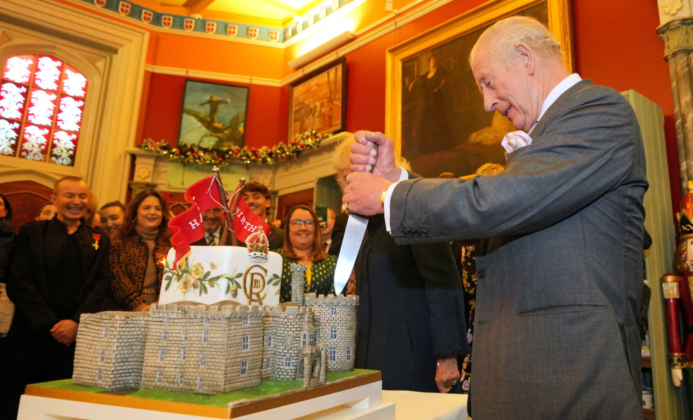Ο βασιλιάς Κάρολος κόβει την εντυπωσιακή τούρτα γενεθλίων του / Reuters