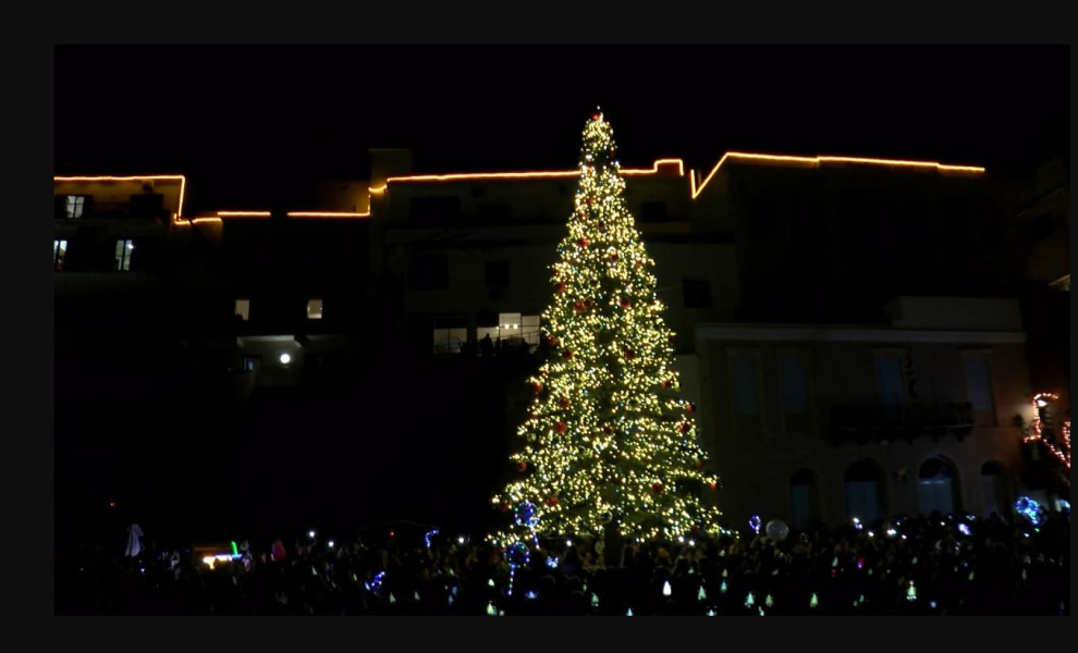 Το χριστουγεννιάτικο δέντρο που φωτίζει το ενετικό λιμάνι των Χανίων/Φωτ. NEAKRITI.GR