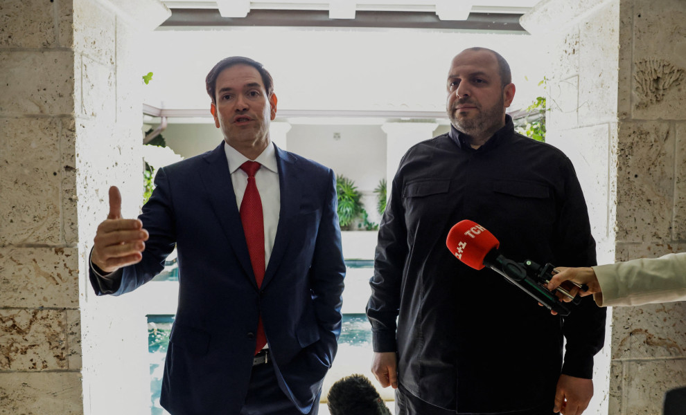 Ο γραμματέας του Συμβουλίου Εθνικής Ασφάλειας και Άμυνας της Ουκρανίας, Rustem Umerov, και ο υπουργός Εξωτερικών των ΗΠΑ, Marco Rubio, μετά τη συνάντηση (φωτο: REUTERS/Eva Marie Uzcategui)