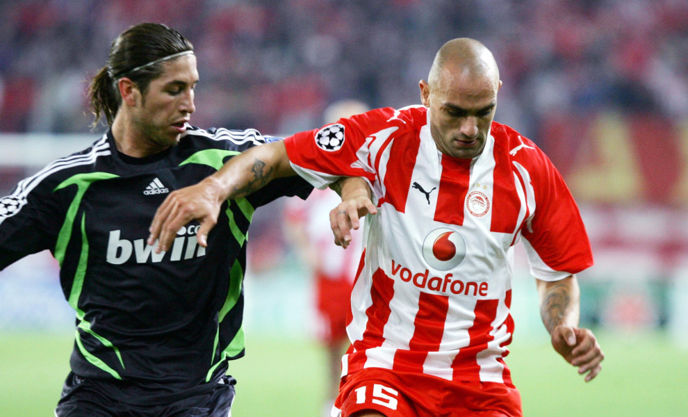 Ο Ράουλ Μπράβο με τη φανέλα του Ολυμπιακού κόντρα στον Σέρχιο Ράμος/ ΙΝΤΙΜΕ