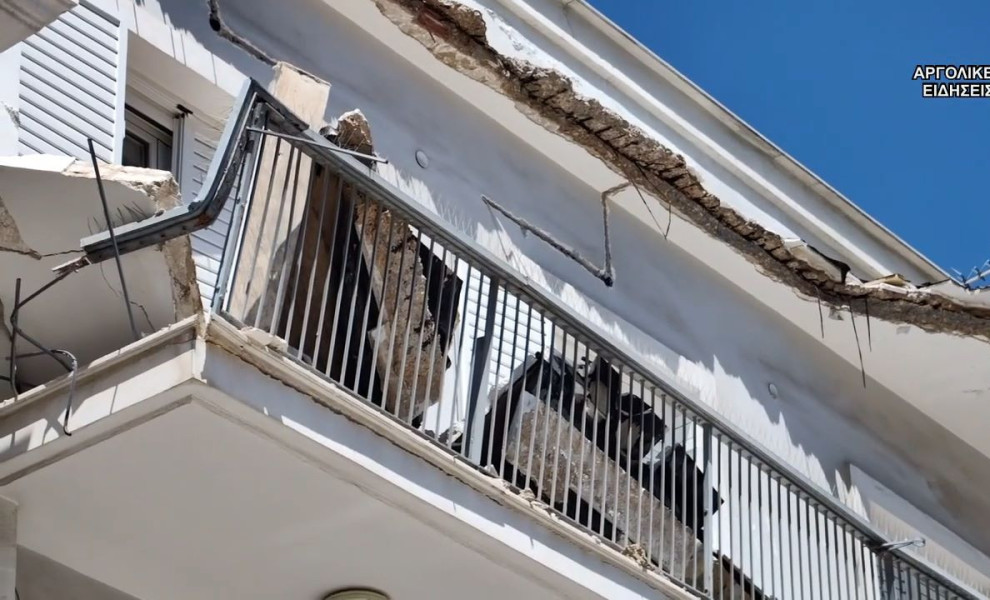 Το μπαλκόνι απ' όπου αποκολλήθηκαν μεγάλα κομμάτια τσιμέντου/Φωτ. https://www.argolikeseidhseis.gr.