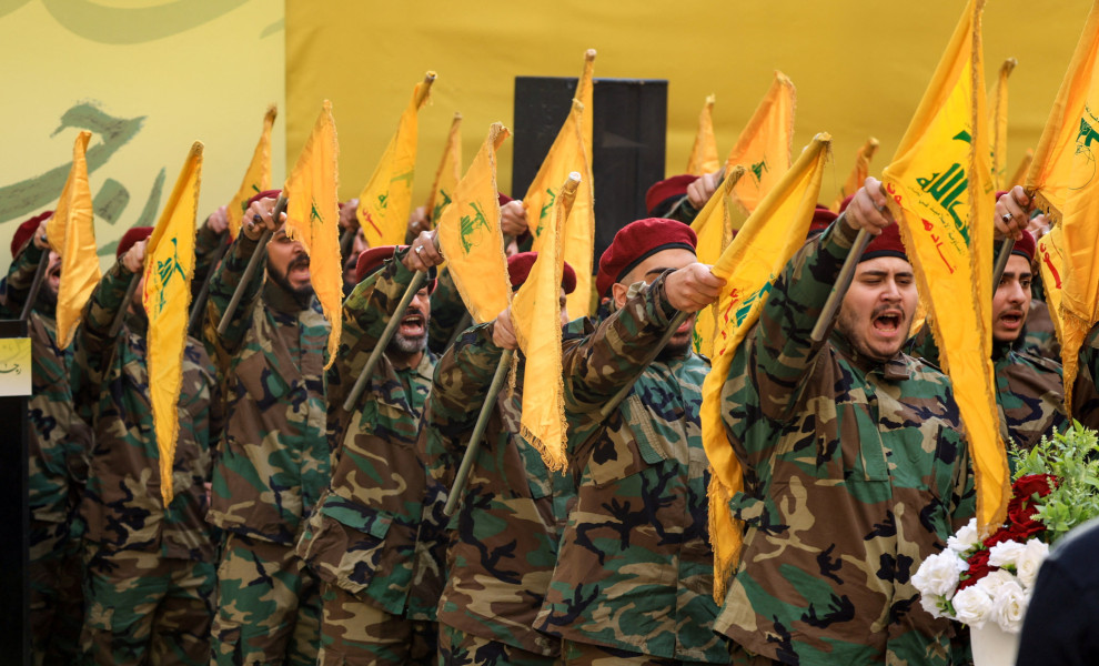Μαχητές της Χεζμπολάχ στην κηδεία του στρατιωτικού της ηγέτη (REUTERS/Mohamed Azakir)