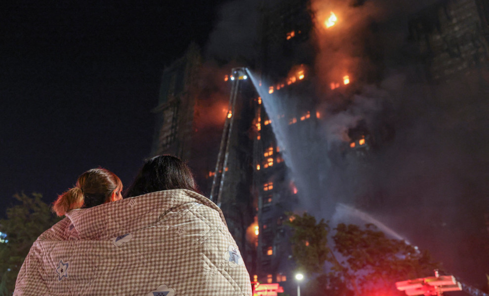 Ουρανοξύστες στο Χονγκ Κονγκ έπιασε φωτιά / Reuters