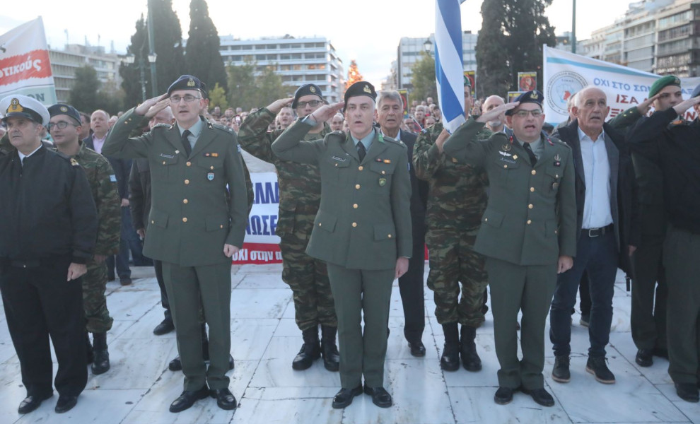 Στρατιωτικοί σε στάση προσοχής ψέλνουν τον εθνικό ύμνο έξω από τη Βουλή/Φωτ. EUROKINISSI