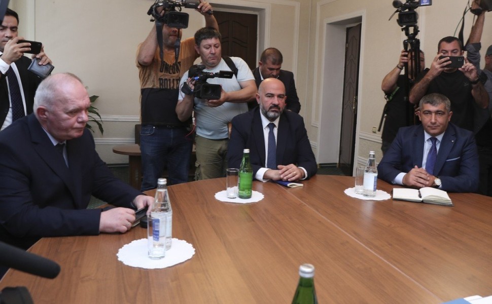 epa10873714 Davit Melkumyan (C) and Areg Avagyan (R), deputies of the National Assembly of the Nagorno-Karabakh, during talks with Azerbaijani officials in Yevlakh, Azerbaijan, 21 September 2023. Representatives of Armenian residents in the Karabakh regio epa10873714 Davit Melkumyan (C) and Areg Avagyan (R), deputies of the National Assembly of the Nagorno-Karabakh, during talks with Azerbaijani officials in Yevlakh, Azerbaijan, 21 September 2023. Representatives of Armenian residents in the Karabakh regio