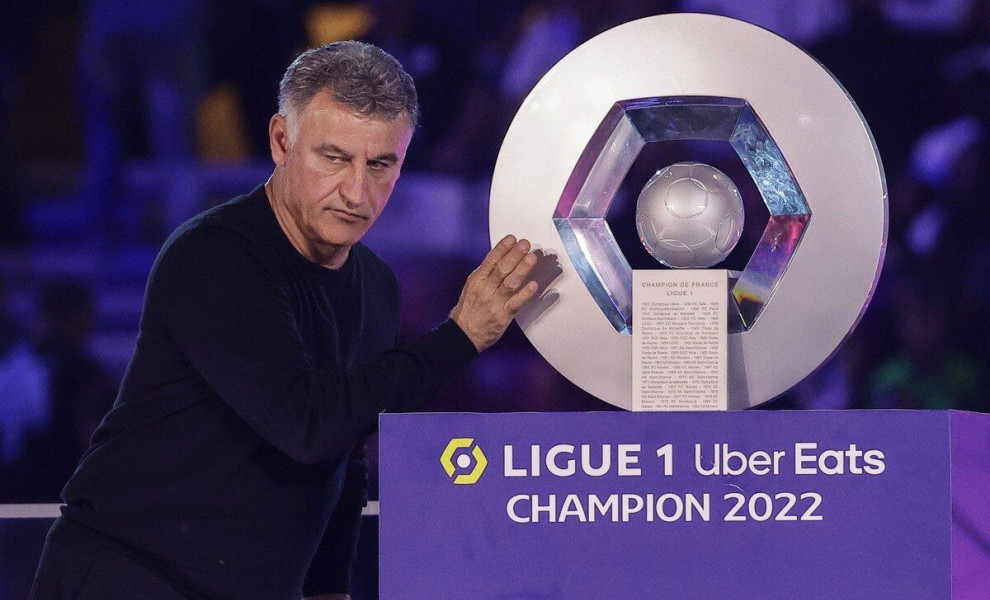 epa10671663 Paris Saint Germain head coach Christophe Galtier posees with the French Ligue 1 trophy that the club won, during a ceremony following the French Ligue 1 soccer match between Paris Saint Germain and Clermont Foot 63 in Paris, France, 03 June 2
