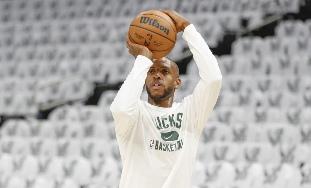 epa09899844 Milwaukee Bucks forward Khris Middleton  warms up before game two of round one of the NBA playoff game between the Chicago Bulls and the Milwaukee Bucks at Fiserv Forum in Milwaukee, Wisconsin, USA, 20 April 2022.  EPA/KAMIL KRZACZYNSKI  SHUTT