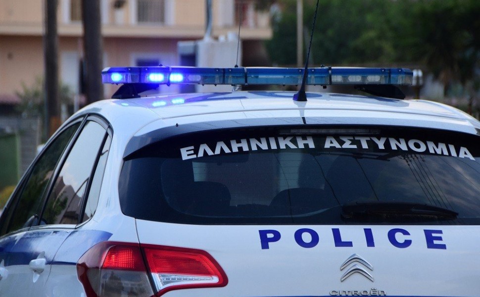 ΑΡΓΟΣ - Σε θανατηφόρο εξελίχθηκε το απογευματινό τροχαίο στην οδό Κανάρη στο Άργος, με θύμα 33χρονο αστυνομικό ο οποίος υπηρετούσε στο Τμήμα Ασφαλείας Άργους-Μυκηνών. Για άγνωστο μέχρι στιγμής λόγο το μηχανάκι που οδηγούσε ο 33χρονος προσέκρουσε σε κολώνα ΑΡΓΟΣ - Σε θανατηφόρο εξελίχθηκε το απογευματινό τροχαίο στην οδό Κανάρη στο Άργος, με θύμα 33χρονο αστυνομικό ο οποίος υπηρετούσε στο Τμήμα Ασφαλείας Άργους-Μυκηνών. Για άγνωστο μέχρι στιγμής λόγο το μηχανάκι που οδηγούσε ο 33χρονος προσέκρουσε σε κολώνα