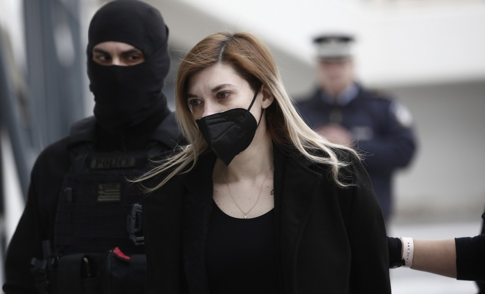 Η κατηγορούμενη για τη δολοφονία της 9χρονης κόρης της Τζωρτζίνας Ρούλα Πισπιρίγκου, εισέρχεται στο δικαστήριο συνοδευόμενη από αστυνομικούς, Αθήνα Τρίτη 31 Ιανουαρίου 2023.  ΑΠΕ-ΜΠΕ/ΑΠΕ-ΜΠΕ/ΓΙΑΝΝΗΣ ΚΟΛΕΣΙΔΗΣ