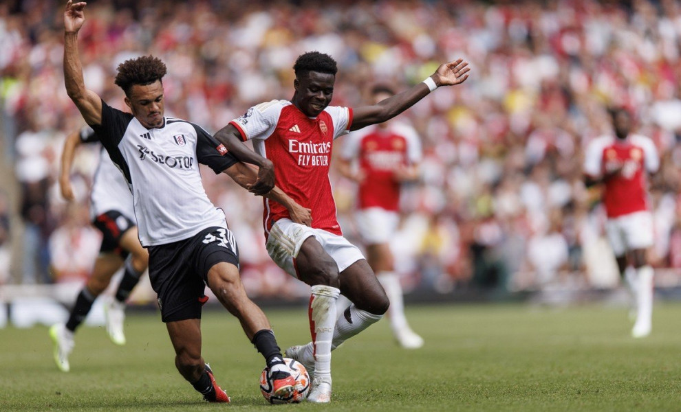 epa10821935 Bukayo Saka of Arsenal in action against Antonee Robinson of Fulham during the English Premier League match between Arsenal London and Fulham FC in London, Britain, 26 August 2023.  EPA/TOLGA AKMEN EDITORIAL USE ONLY. No use with unauthorized 