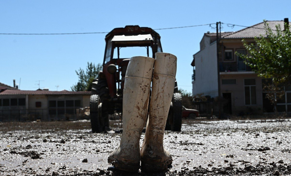 Η μάχη με το νερό και την λάσπη, συνεχίζεται στην Θεσσαλία για 8η ημέρα σήμερα μετά το καταστροφικό κύμα κακοκαιρίας Daniel που έπνιξε στην κυριολεξία τον Θεσσαλικό κάμπο. Στιγμιότυπα από την Φαρκαδόνα Τρικάλων, Τρίτη 12 Σεπτεμβρίου 2023 (ΤΑΤΙΑΝΑ ΜΠΟΛΑΡΗ/