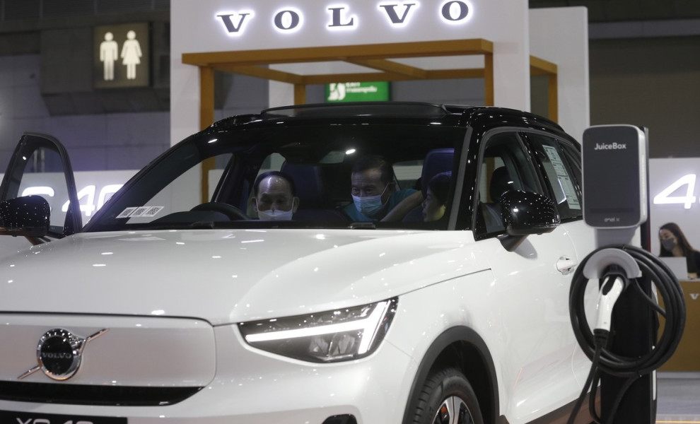 epa10727608 Visitors look inside a Volvo XC40 electric vehicle (EV) car on display at the Fast Auto Show Thailand and EV Expo 2023 trade show at BITEC in Bangkok, Thailand, 05 July 2023. The event is held between 05 and 09 July and will include displaying