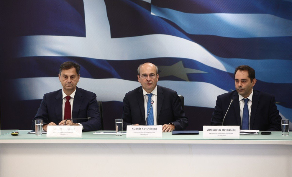 Συνέντευξη τύπου από τον υπουργό Εθνικής Οικονομίας και Οικονομικών Κωστή Χατζηδάκη και τους υφυπουργούς Χάρη Θεοχάρη και Θάνο Πετραλιά για την εξειδίκευση των οικονομικών μέτρων που ανακοίνωσε ο Πρωθυπουργός στη ΔΕΘ, Τρίτη 19 Σεπτεμβρίου 2023. 
(ΒΑΣΙΛΗΣ 