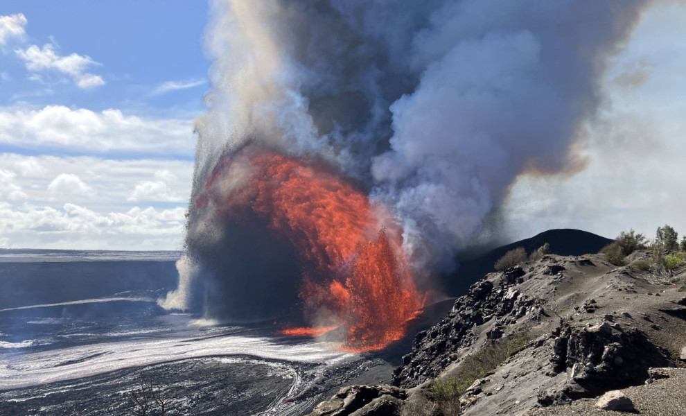 Πίδακας λάβας που βγαίνει από το στόμιο του ηφαιστείου Κιλαουέα/Φωτ.: IMAGO / Anadolu Agency
