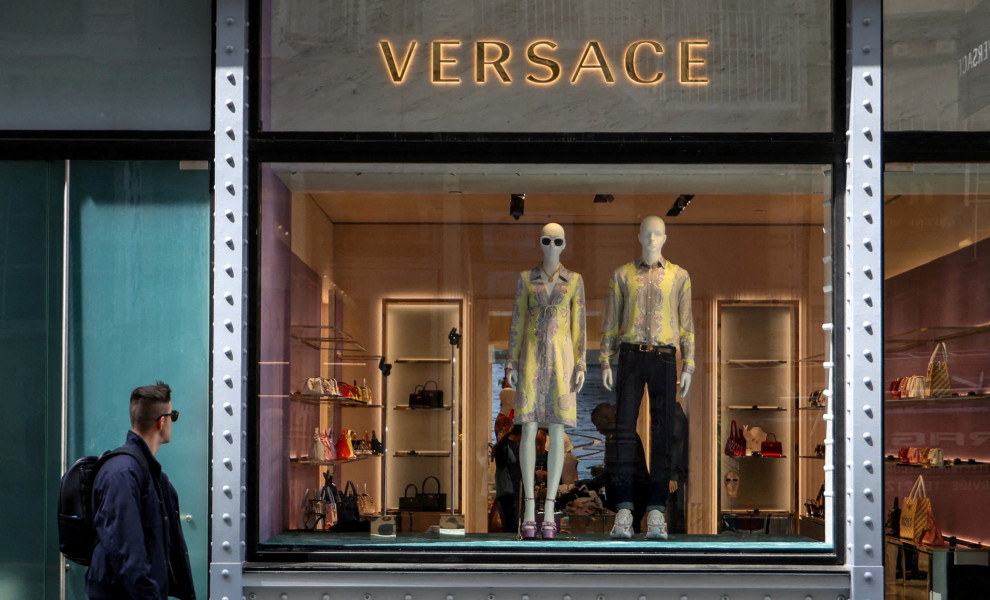 Βιτρίνα από κατάστημα του ιταλικού οίκου Versace στη Νέα Υόρκη / Reuters
