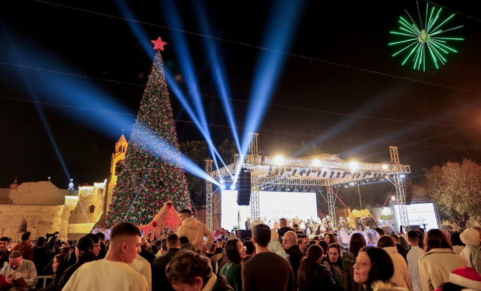 Πλήθος κόσμου στην τελετή αφής του χριστουγεννιάτικου δέντρου στη Βηθλεέμ/Φωτ. REUTERS