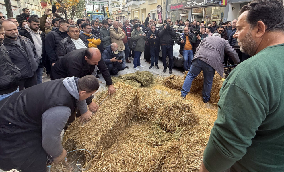 Από την κινητοποίηση αγροτών έξω από το γραφείο του κ. Τσιάρα στην Καρδίτσα /  Intime