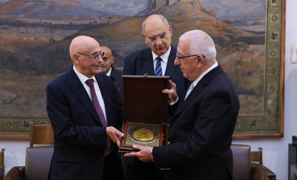 Ο Ακίλα Σάλεχ κατά τη συνάντησή του με τον Νικήτα Κακλαμάνη στις 4 Δεκεμβρίου / Φωτ.: Eurokinissi