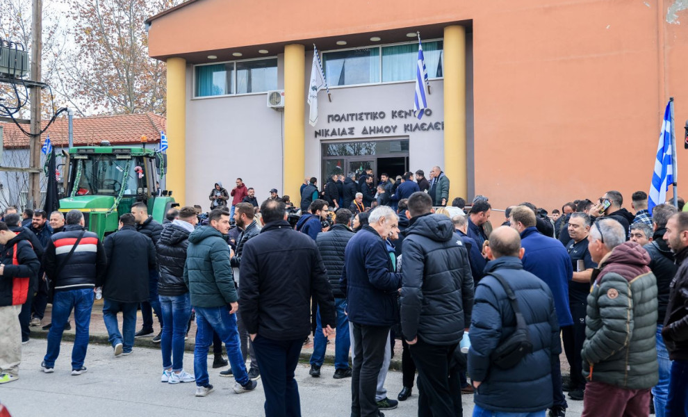 Πλήθος αγροτών έξω από τον χώρο της συνέλευσης, στη Λάρισα/Φωτ. EUROKINISSI