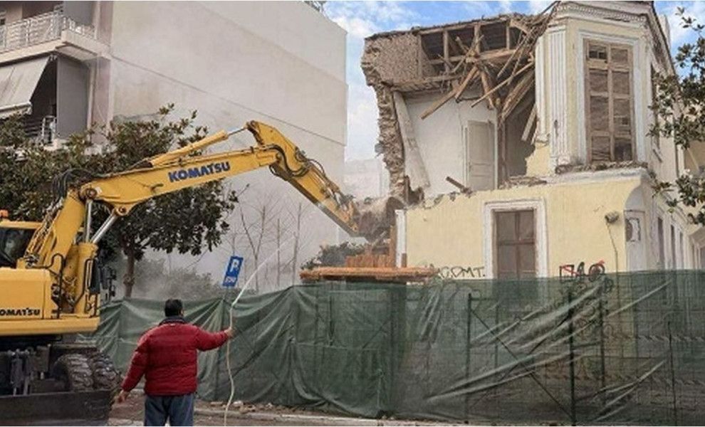 Η μπουλντόζα τη στιγμή που ξεκινάει την κατεδάφιση του σπιτιού σπίτι της οικογένειας Μαλαματίνα στο αστικό κέντρο της Αλεξανδρούπολης/Screenshot YOUTUBE