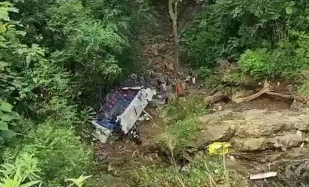 Η χαράδρα όπου έπεσε το μοιραίο λεωφορείο/Screenshot, X.