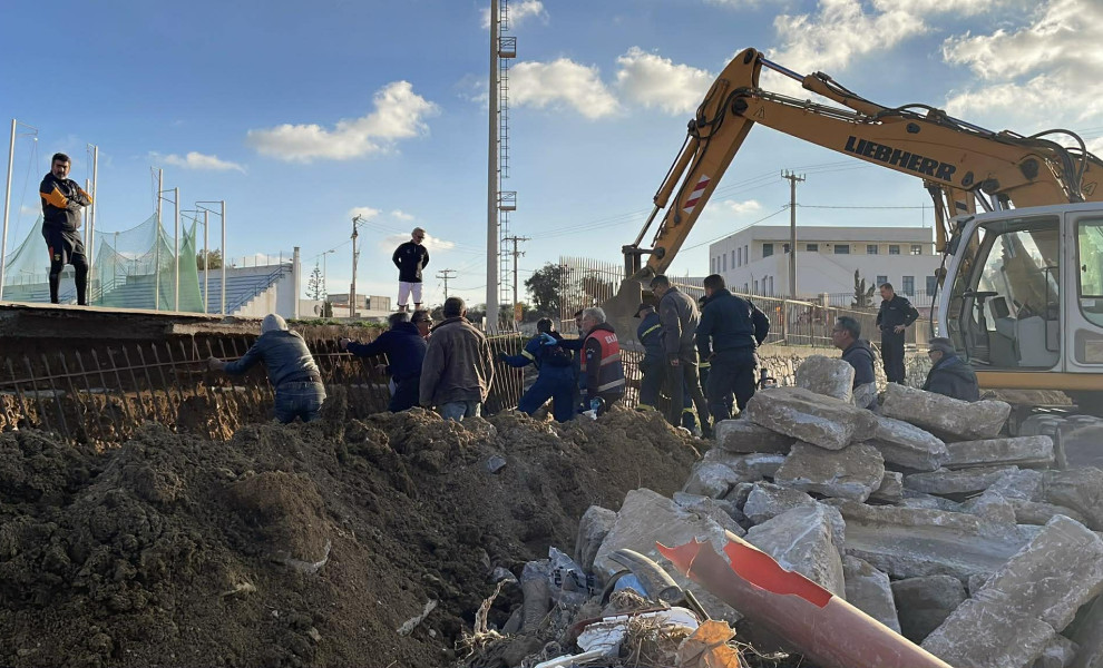 Στιγμιότυπο από την επιχείρηση απεγκλωβισμού των δυο εργατών από την τάφρο του εργοταξίου/Φωτ. CYCLADES 24
