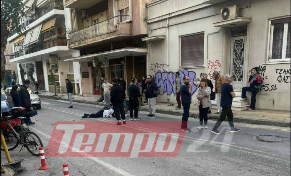 Το σημείο του τροχαίου ατυχήματος στην Πάτρα. Διακρίνεται ο νεαρός τραυματίας/Φωτ. TEMPO 24