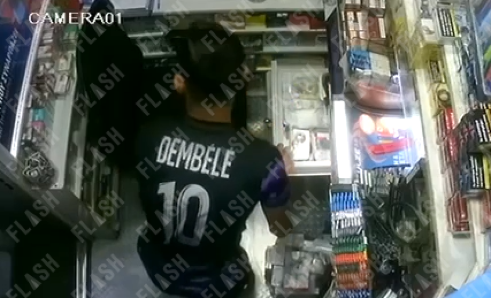 Η στιγμή που μέλος της συμμορίας ανήλικων Ρομά διαπράττει ληστεία σε περίπτερο/Flash.gr