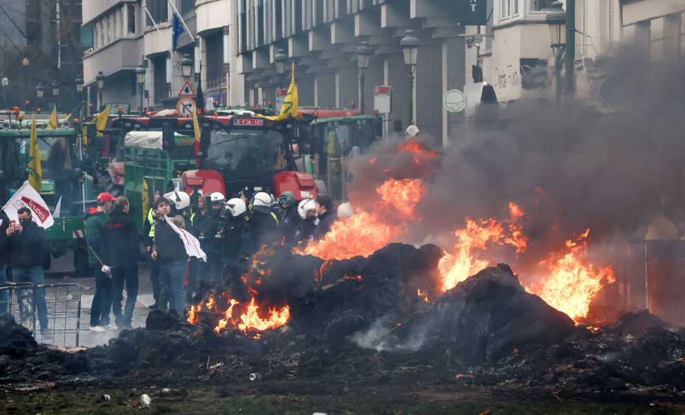 Αγρότες διαμαρτύρονται ενάντια στη συμφωνία ελεύθερου εμπορίου μεταξύ της Ευρωπαϊκής Ένωσης και των χωρών της Νότιας Αμερικής που ανήκουν στην Mercosur, την ημέρα της συνόδου κορυφής των ηγετών της Ευρωπαϊκής Ένωσης, στις Βρυξέλλες, Βέλγιο, 18 Δεκεμβρίου.