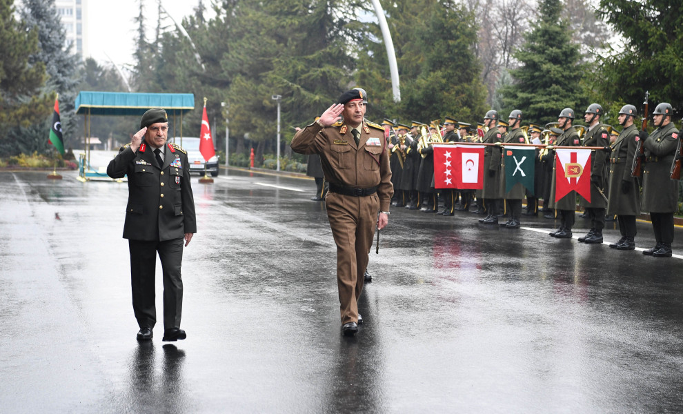 Στα δεξιά ο αρχηγός του Γενικού Επιτελείου της Λιβύης, στρατηγός Μοχάμεντ Αλί Αχμέντ-Αλ Χαντάντ / Φωτ.: Reuters