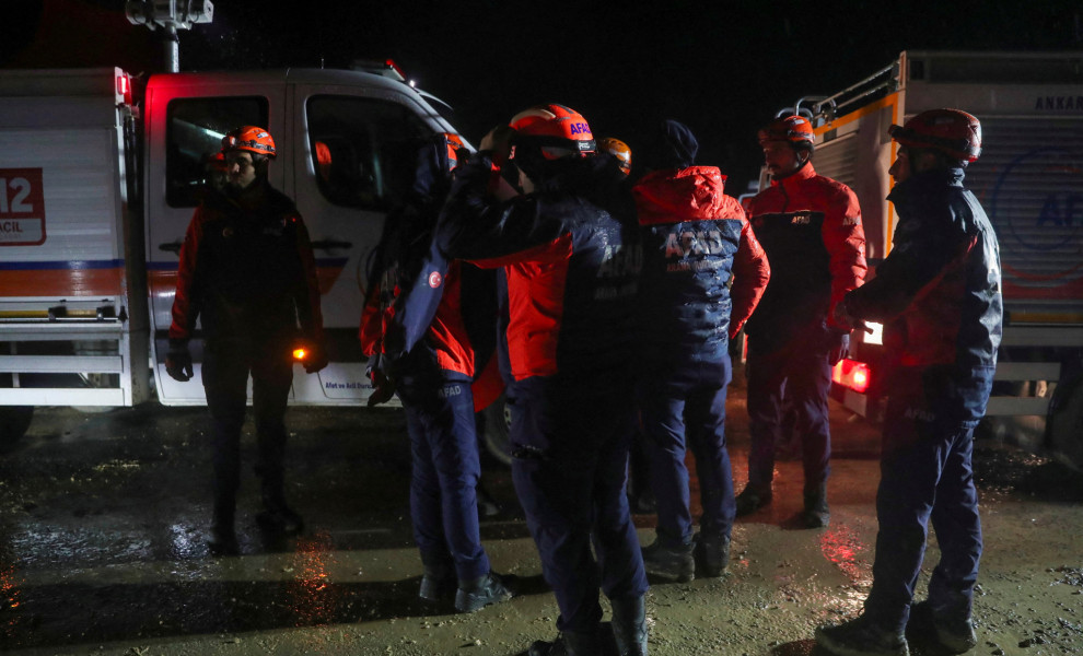 Τουρκικά συνεργεία διάσωσης στο σημείο της συντριβής του αεροσκάφους του Αρχηγό του Επιτελείου της Λιβύης / Φωτ.: Reuters