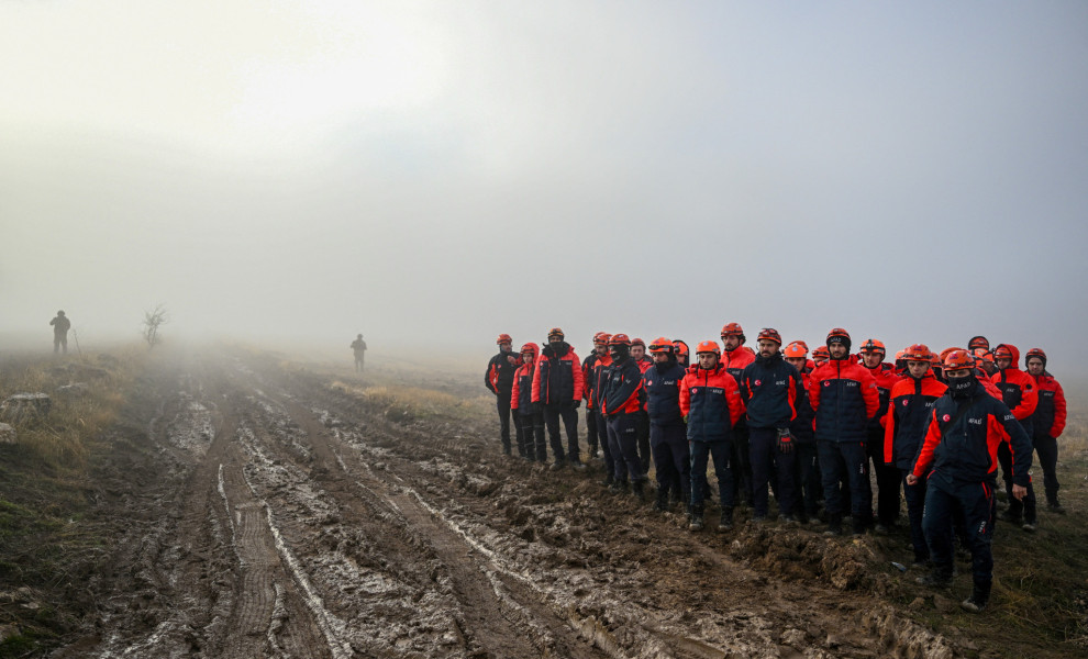 Τουρκικά συνεργεία διάσωσης στο σημείο της συντριβής του αεροσκάφους που επέβαινε ο Αρχηγός του Επιτελείου της Λιβύης / Φωτ.: Reuters