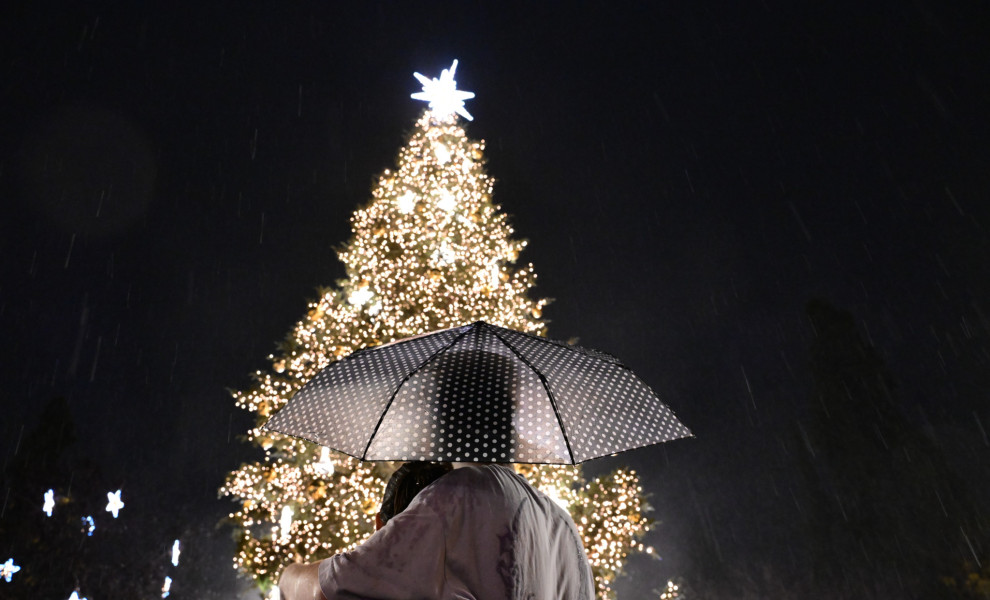 ΦΩΤΑΓΩΓΗΣΗ ΤΟΥ ΧΡΙΣΤΟΥΓΕΝΝΙΑΤΙΚΟΥ ΔΕΝΤΡΟ ΣΤΗΝ ΠΛΑΤΕΙΑ ΣΥΝΤΑΓΜΑΤΟΣ / Eurokinissi