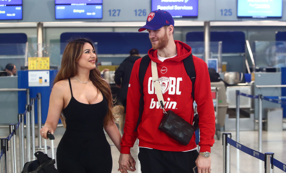Ο Τόμας Γουόκαπ με τη σύντροφο του στο αεροδρόμιο/ EUROKINISSI
