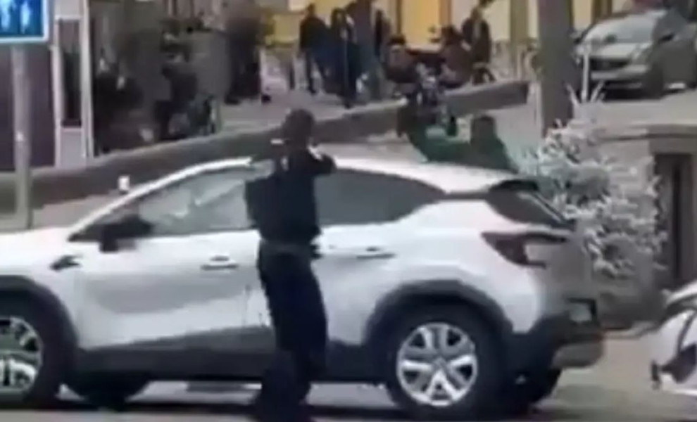 Η στιγμή που αστυνομικός ετοιμάζεται να πυροβολήσει τον νεαρό Σενεγαλέζο στην οδό Ναπολεόν/Φωτ. SCREENSHOT, X.