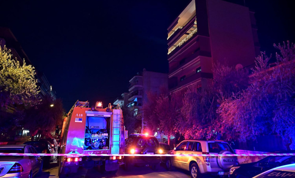 Μεγάλη ήταν η κινητοποίηση της Πυροσβεστικής για τη φωτιά που ξέσπασε σε διαμέρισμα πολυκατοικίας επί της οδού Αγαμέμνονος στην Καλλιθέα/Φωτ. EUROKINISSI