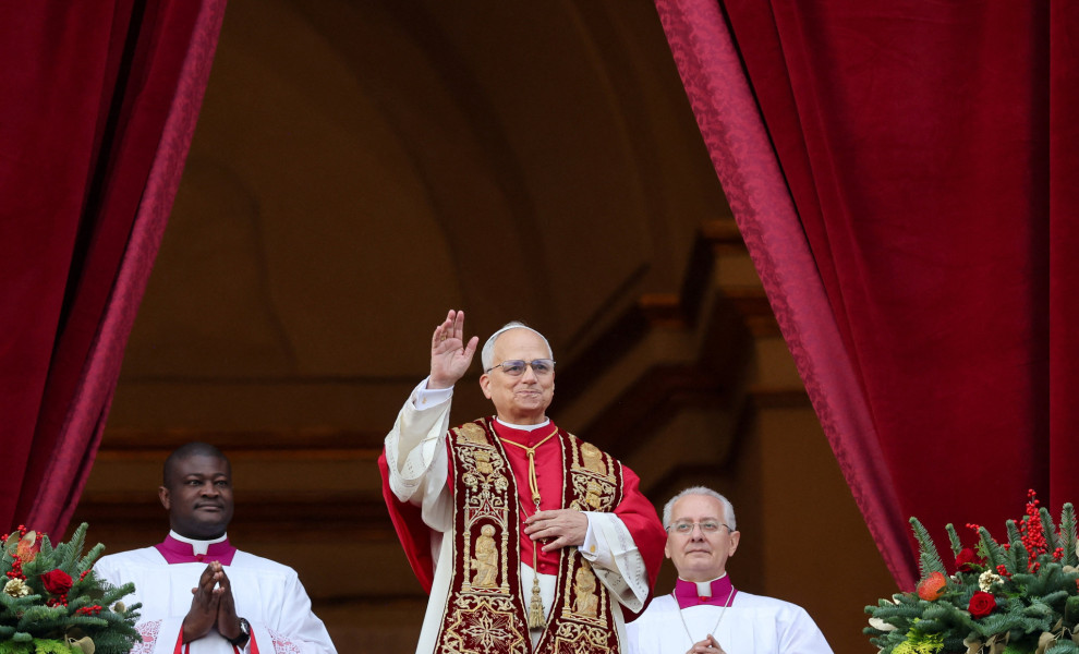Ο Πάπας Λέων από το μπαλκόνι της Βασιλικής του Αγίου Πέτρου στο Βατικανό ανήμερα Χριστούγεννα / Reuters