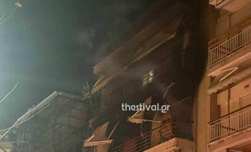 Το φλεγόμενο διαμέρισμα πολυκατοικίας στην Κάτω Τούμπα/Φωτ. THESTIVAL.GR