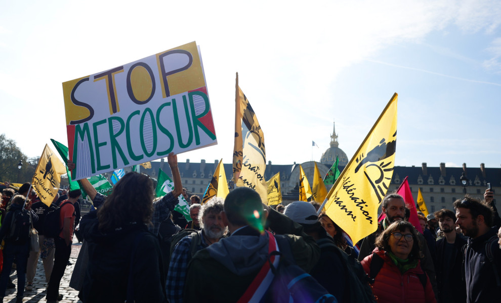 Διαδηλωτές κατά της συμφωνίας Mercosur στο Παρίσι (φωτο: ΑΠΕ-ΜΠΕ/EPA/MOHAMMED BADRA)