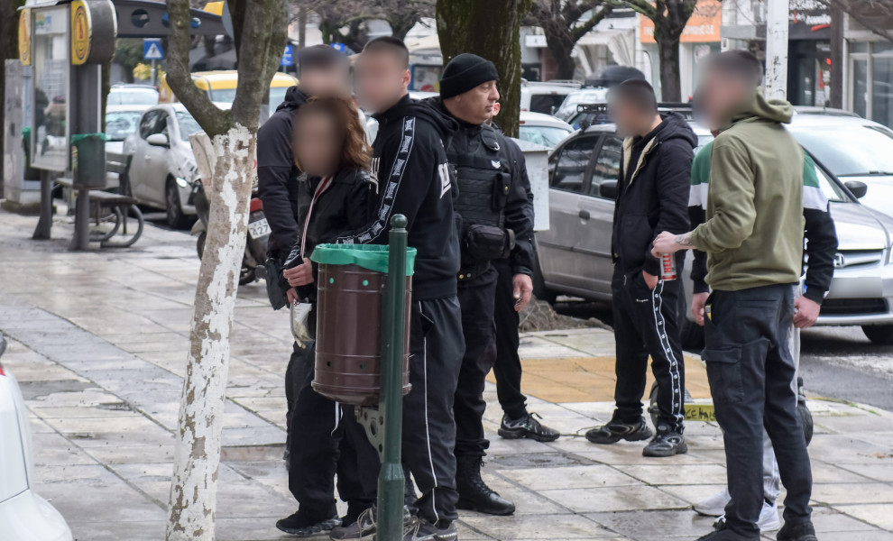 Η μητέρα και ο αδερφός του 16χρονου δράστη έξω από τα δικαστήρια / Eurokinissi