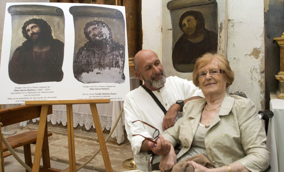 Ο Aμερικανός σκηνοθέτης και λιμπρετίστας Andrew Flack και η Cecilia Gimenez (φωτο: ΑΠΕ-ΜΠΕ/EPA/TONI GALAN)