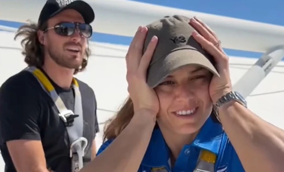 Η Μαρία Σάκκαρη και ο Στέφανος Τσιτσιπάς στην οροφή του σταδίου στο Περθ. Πηγή: Printscreen