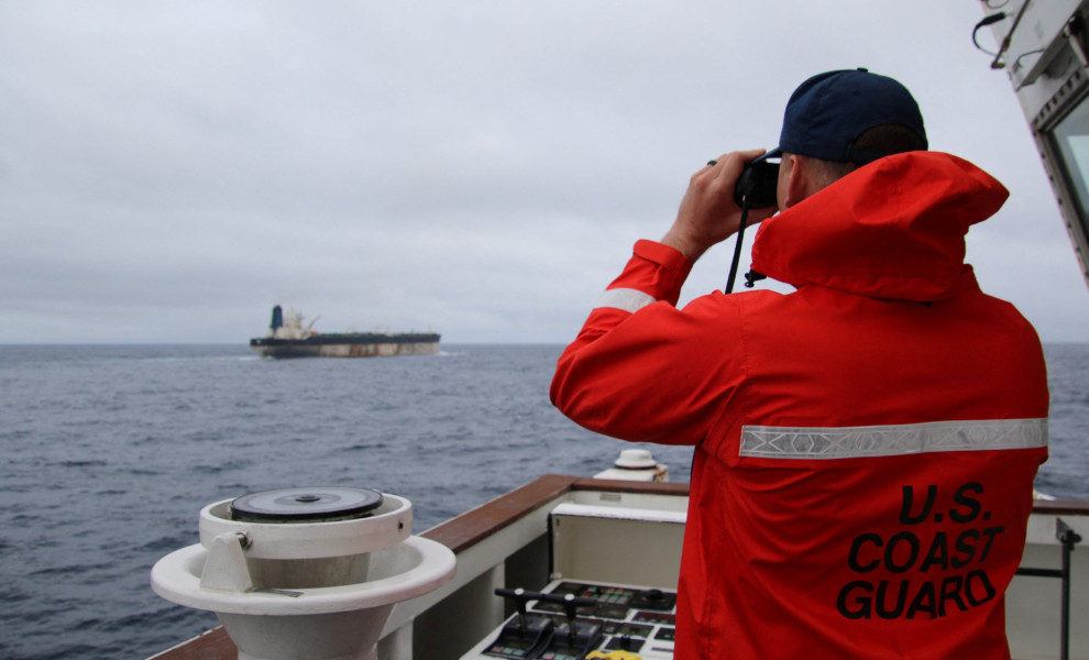 Ένας αξιωματούχος της ακτοφυλακής των ΗΠΑ κοιτάζει με κιάλια το πλοίο Marinera. Φωτό: Reuters