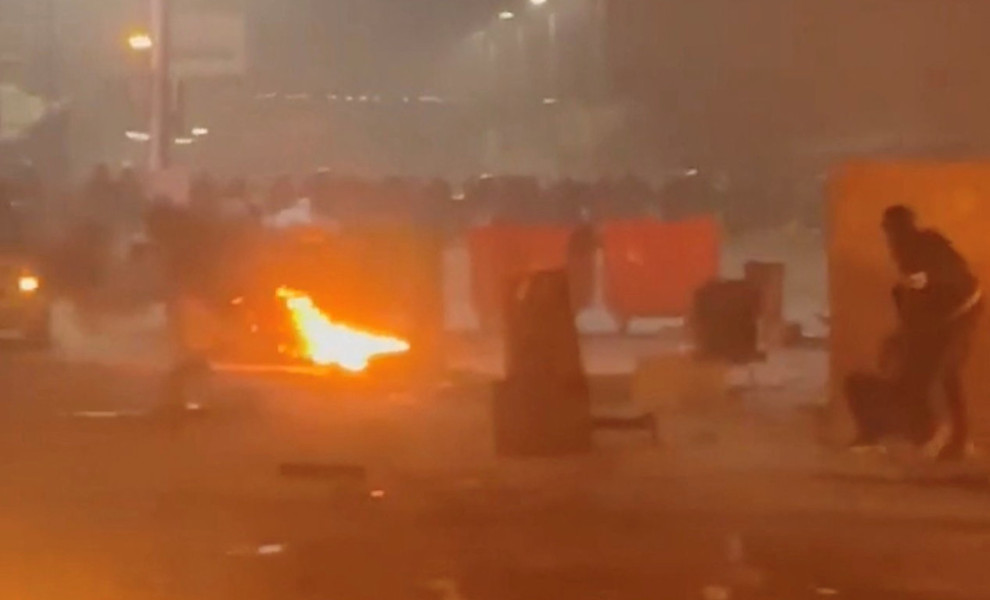 Διαδηλωτές συγκεντρώνονται εν μέσω των εξελισσόμενων αντικυβερνητικών αναταραχών στο Μασχάντ, στην επαρχία Ραζάβι Χορασάν του Ιράν, σε αυτό το στιγμιότυπο οθόνης που προέρχεται από ένα βίντεο που δημοσιεύτηκε στα μέσα κοινωνικής δικτύωσης στις 10 Ιανουαρί