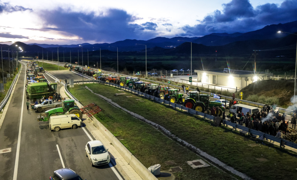 ΑΠΟΚΛΕΙΣΜΟΣ ΤΗΣ ΕΘΝΙΚΗΣ ΟΔΟΥ ΑΠΟ ΑΓΡΟΤΕΣ ΣΤΑ ΤΕΜΠΗ (ΦΩΤΟ: EUROKINISSI)