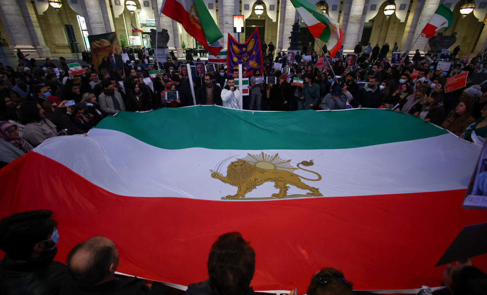 Μεγάλη παλιά σημαία του Ιράν με το λιοντάρι και τον ανατέλ,λοντα ήλιο / Reuters