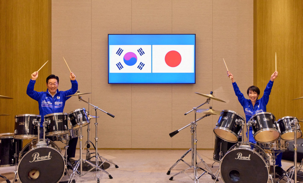 Η πρωθυπουργός της Ιαπωνίας και ο πρόεδρος της Νότιας Κορέας έπαιξαν ντραμς μετά τη συνάντηση κορυφής / Reuters