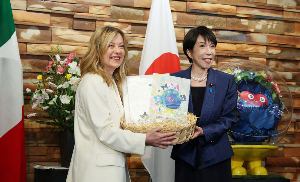 Η πρωθυπουργός της Ιταλίας, Τζόρτζια Μελόνι λαμβάνει το δώρο γενεθλίων της από την Ιάπωνα ομόλογό της / Reuters