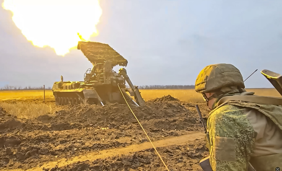 Μια φωτογραφία από βίντεο που παρέχει η υπηρεσία Τύπου του ρωσικού Υπουργείου Άμυνας δείχνει ένα σοβιετικό αυτοκινούμενο πυροβόλο 203 mm 2S7M «Malka» να πυροβολεί προς θέσεις του ουκρανικού στρατού (ΦΩΤΟ: ΑΠΕ-ΜΠΕ/EPA/RUSSIAN DEFENCE MINISTRY PRESS SERVICE