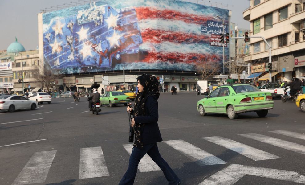 Η πινακίδα με ένα κατεστραμμένο αεροπλανοφόρο με κατεστραμμένα μαχητικά αεροσκάφη, σκορπισμένα σώματα και ίχνη αίματος στην πλατεία Enghelab στην Τεχεράνη / Majid Asgaripour/WANA (West Asia News Agency) via REUTERS